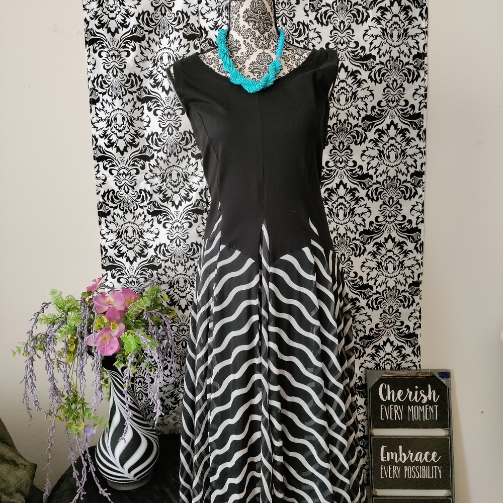 Black and white dress  (free size-14)